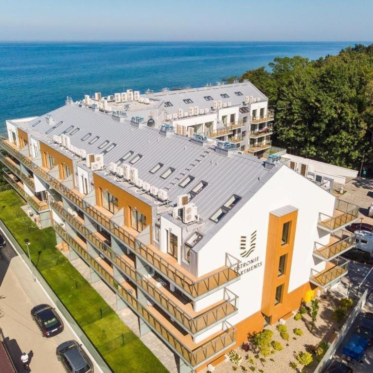 Property building, Day, Neighbourhood, Natural landscape, Bird's eye view, City view, Sea view, Street view, Location, Parking