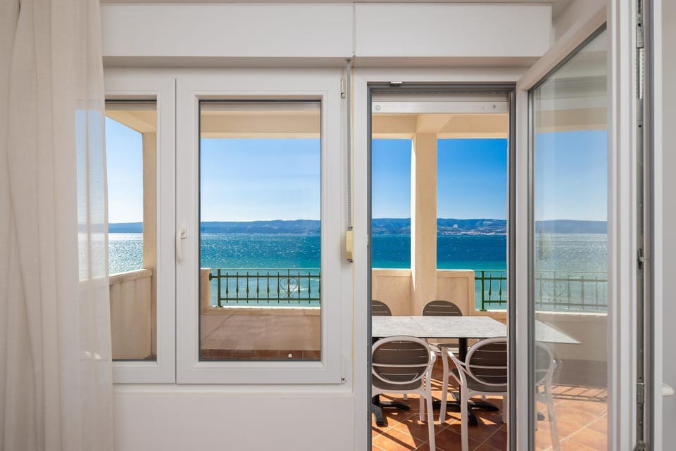 Day, View (from property/room), Balcony/Terrace, Dining area, Sea view