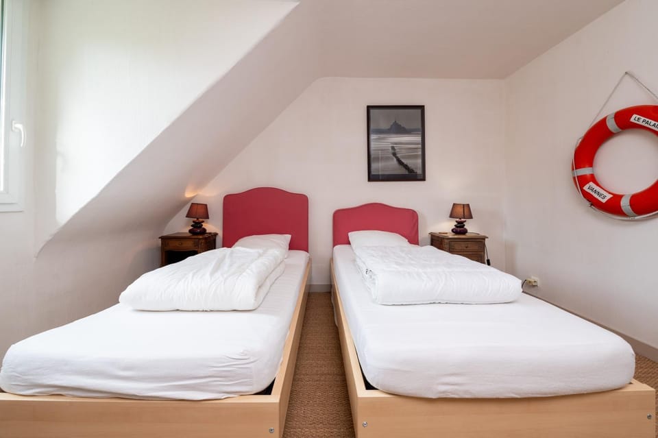 Property building, Living room, Bedroom