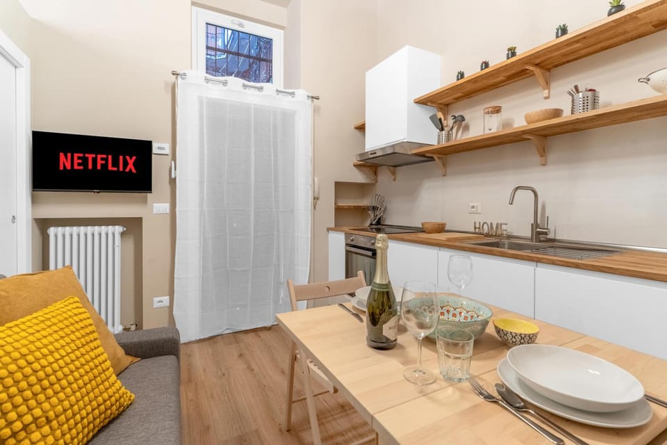TV and multimedia, Kitchen or kitchenette, Living room, Seating area, stove