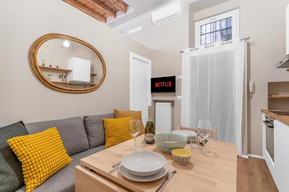 TV and multimedia, Kitchen or kitchenette, Living room, Seating area, Dining area