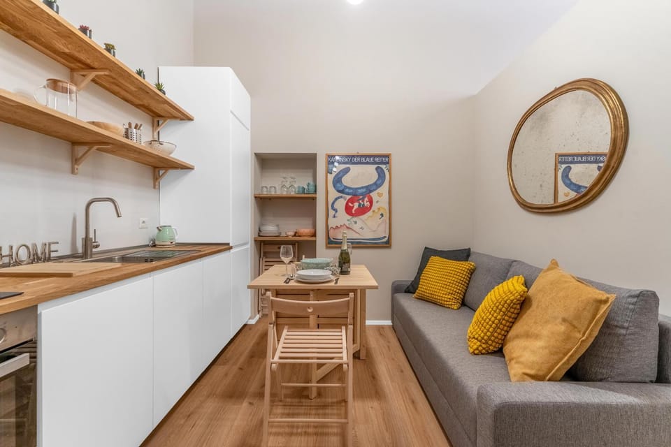 Kitchen or kitchenette, Living room, Seating area, Dining area
