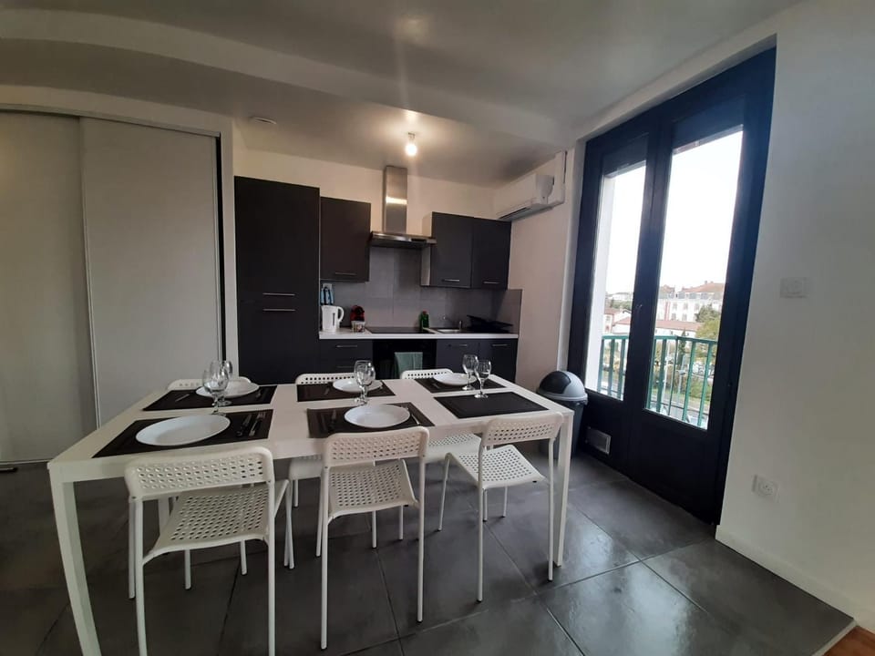 Kitchen or kitchenette, Dining area, minibar, pet friendly, stove