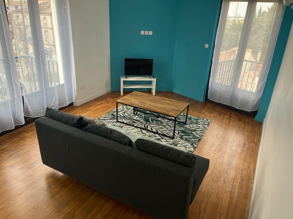 Bed, Living room, Photo of the whole room, Seating area, Bedroom