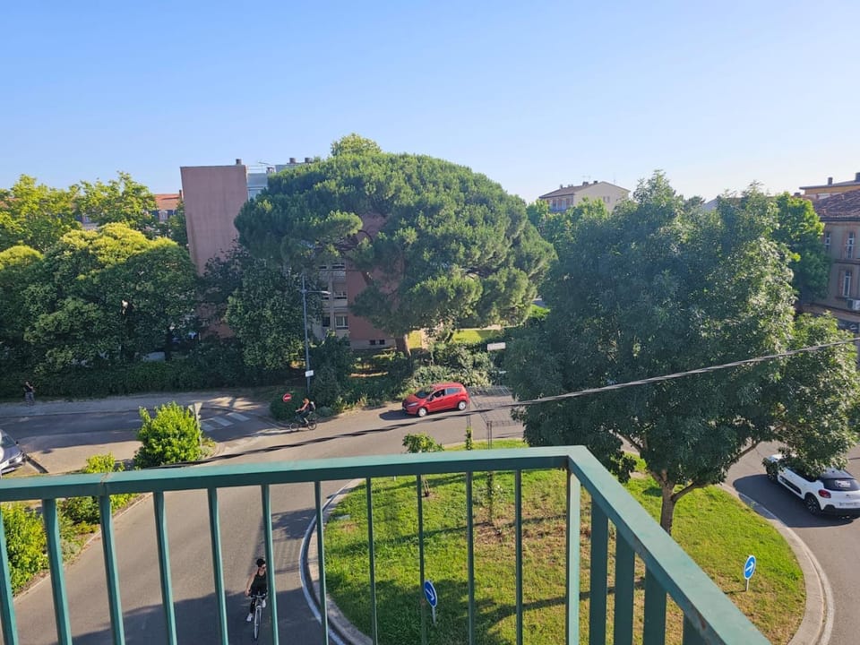 Spring, Day, Neighbourhood, Natural landscape, Balcony/Terrace, Street view, Parking