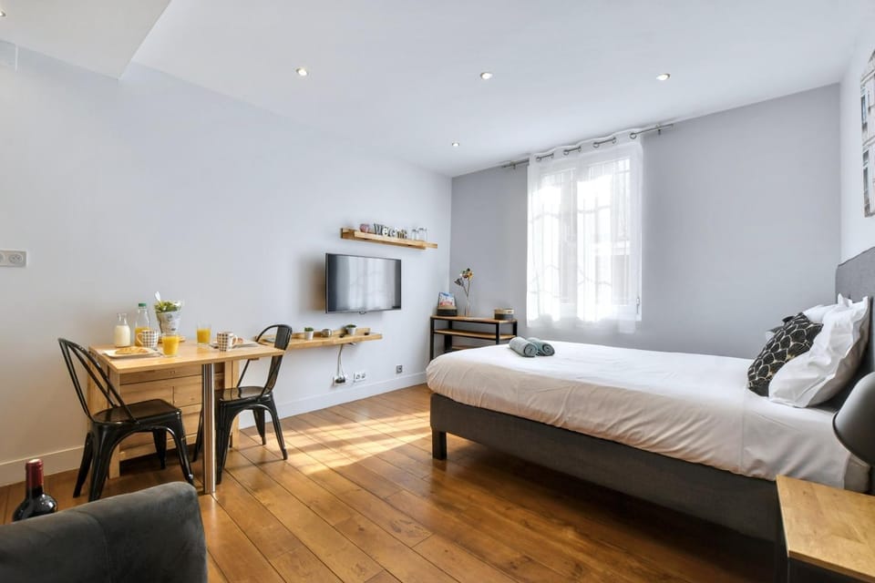 Bed, Living room