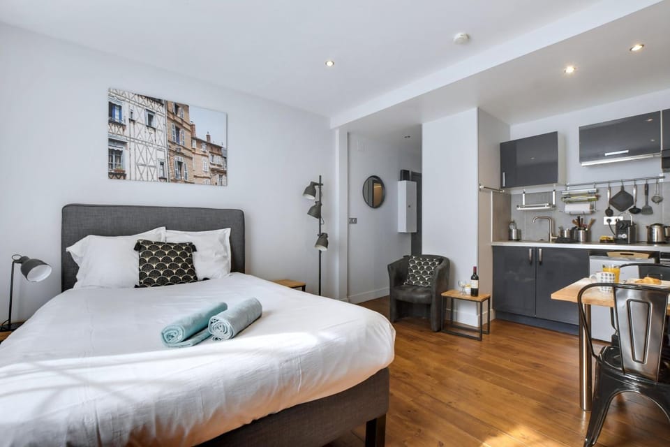 Bed, Living room