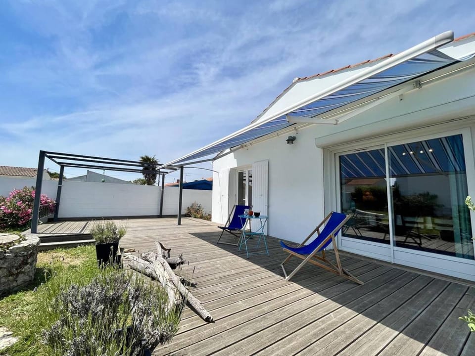 Property building, Patio, Garden, Balcony/Terrace