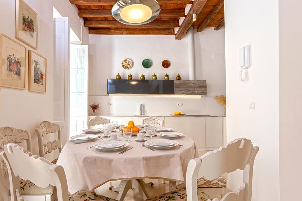 Living room, Food and drinks, Dining area, Food, Drinks