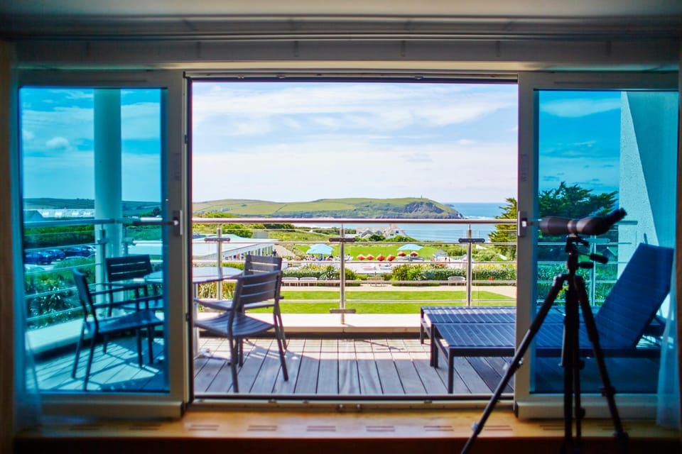 Day, Natural landscape, View (from property/room), Balcony/Terrace, Living room, Seating area, Dining area, Sea view