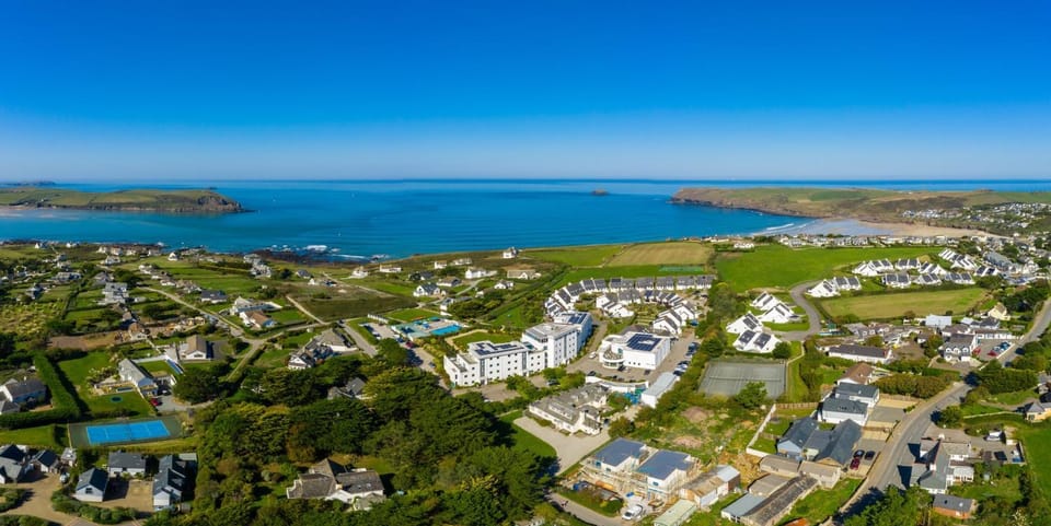 Property building, Day, Natural landscape, Bird's eye view, Sea view, Location