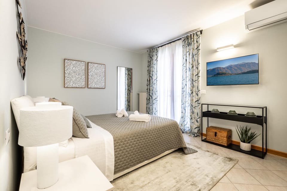 Bed, TV and multimedia, Living room, Photo of the whole room, Seating area, Bedroom, air conditioner