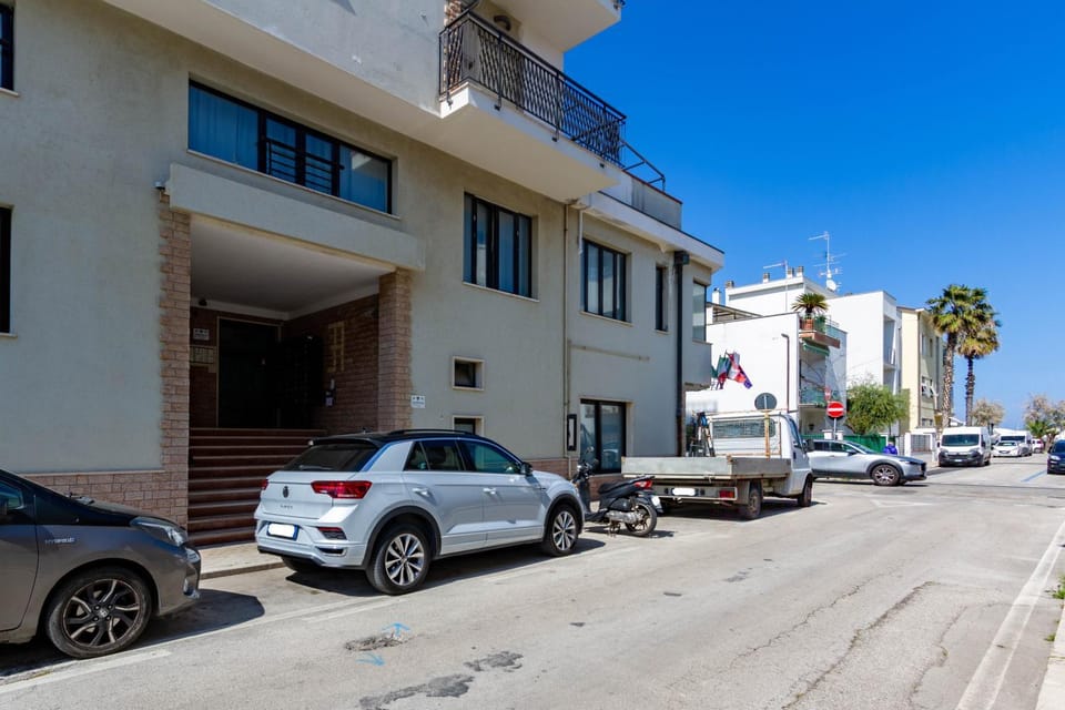 Neighbourhood, Street view