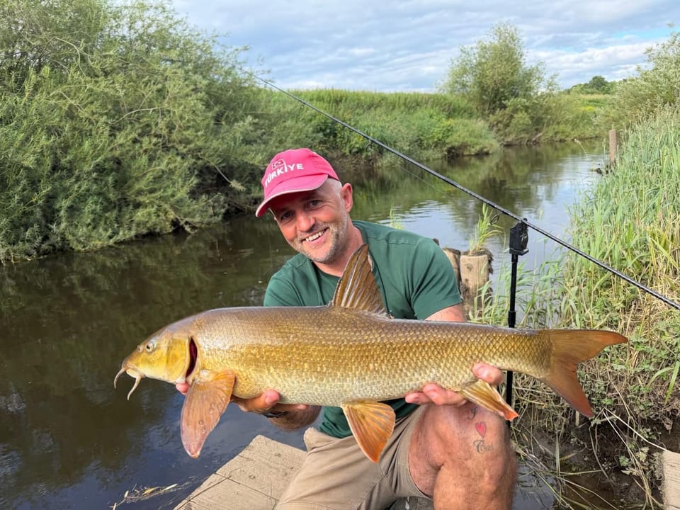 River Views, Private Fishing & 9 min Train to York House in Selby