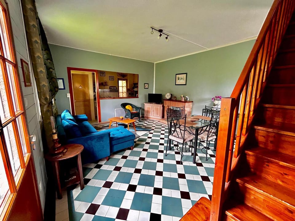 Kitchen or kitchenette, Living room, Seating area, Dining area, pet friendly, stove