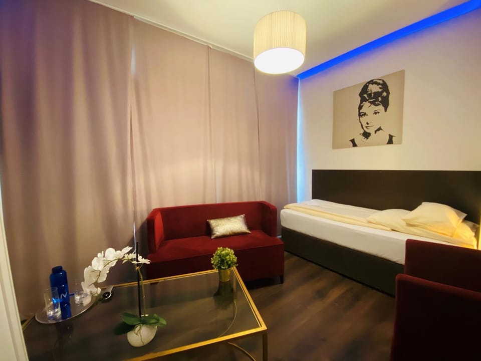 Bed, Photo of the whole room, Seating area