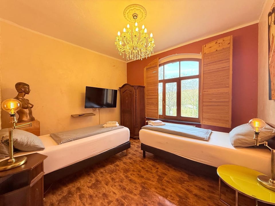 Bed, Photo of the whole room, Seating area, Bedroom
