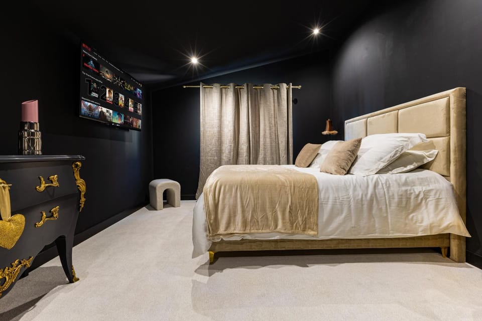 Bed, TV and multimedia, Bedroom