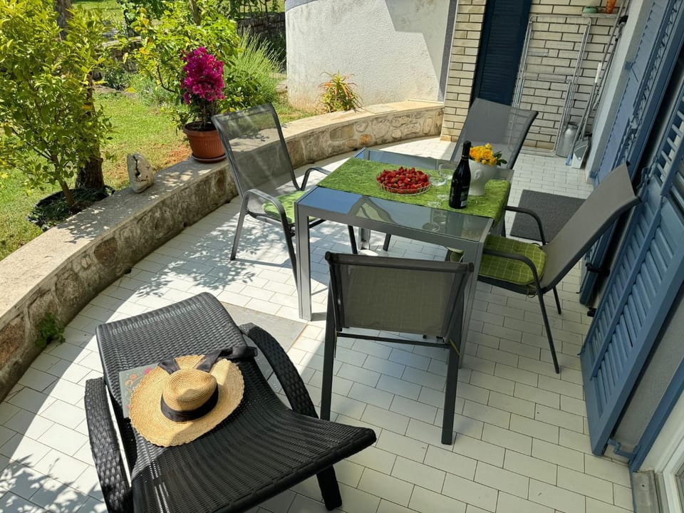 Garden, View (from property/room), Balcony/Terrace, Seating area, Dining area, Garden view