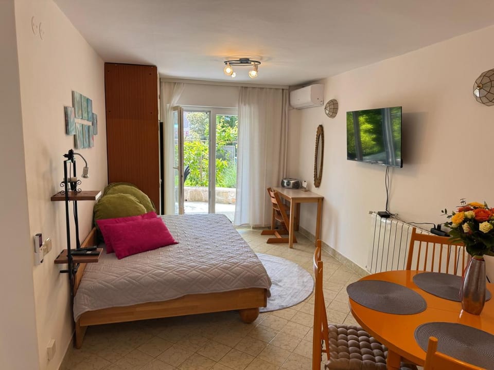 Communal lounge/ TV room, Bed, TV and multimedia, Living room, Seating area