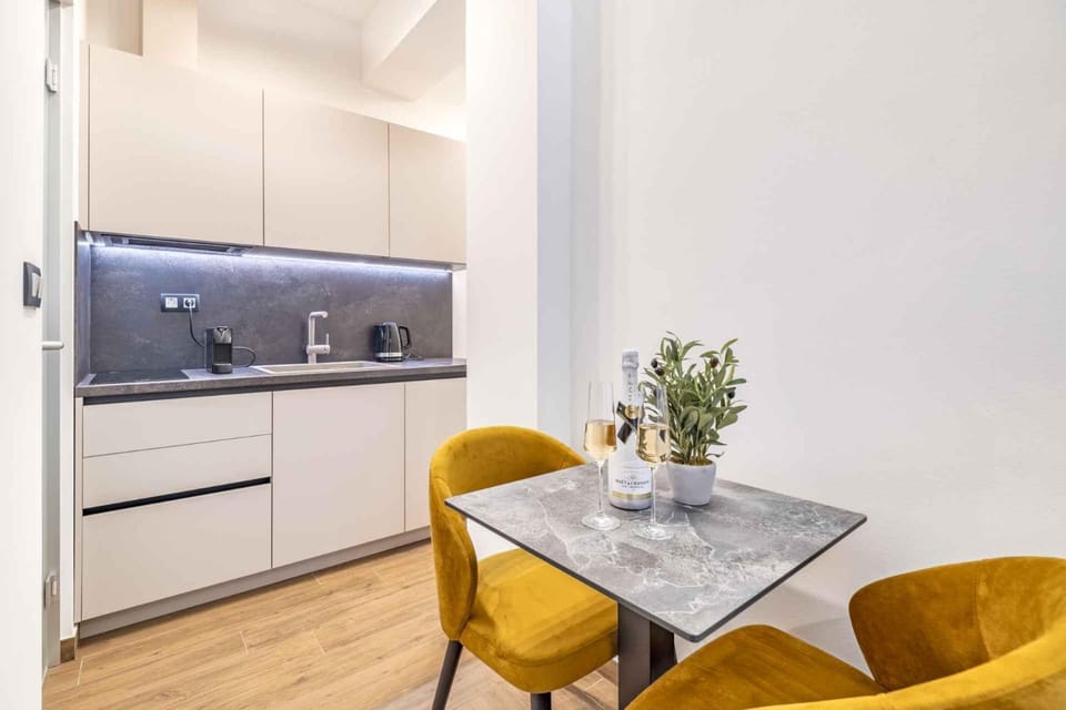 Kitchen or kitchenette, Dining area