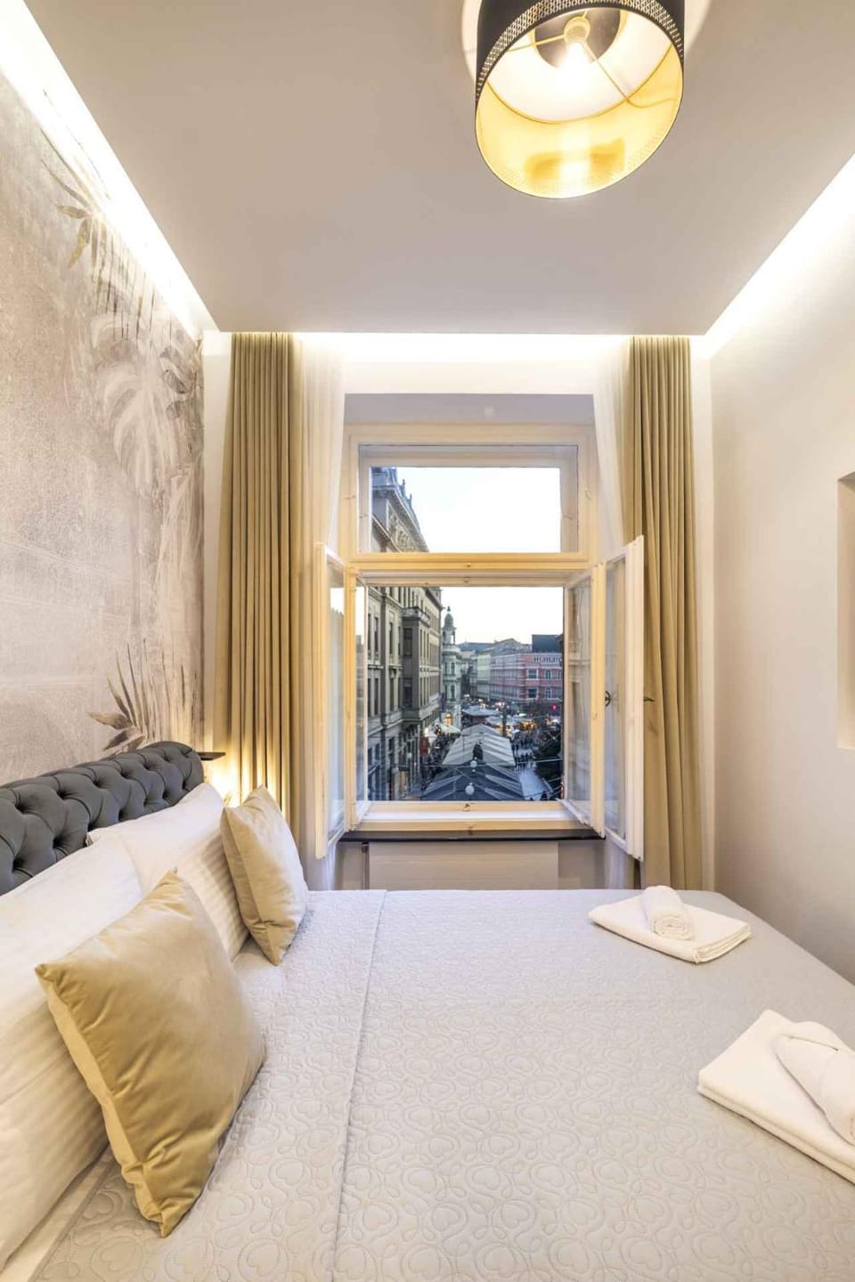 Bed, View (from property/room), Bedroom, City view
