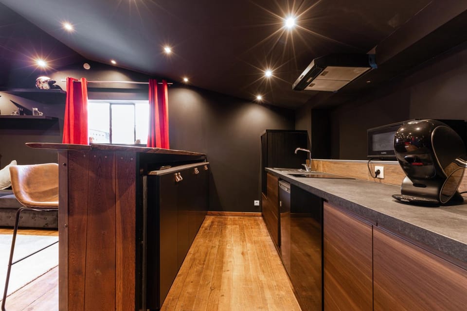 Coffee/tea facilities, Kitchen or kitchenette, stove