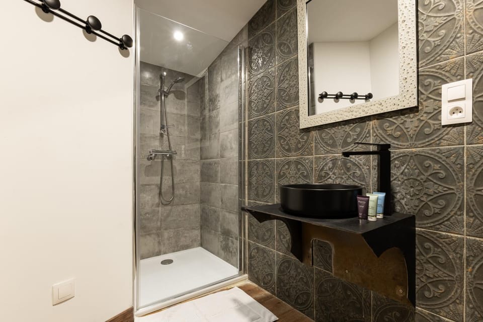 Shower, Bathroom, towels