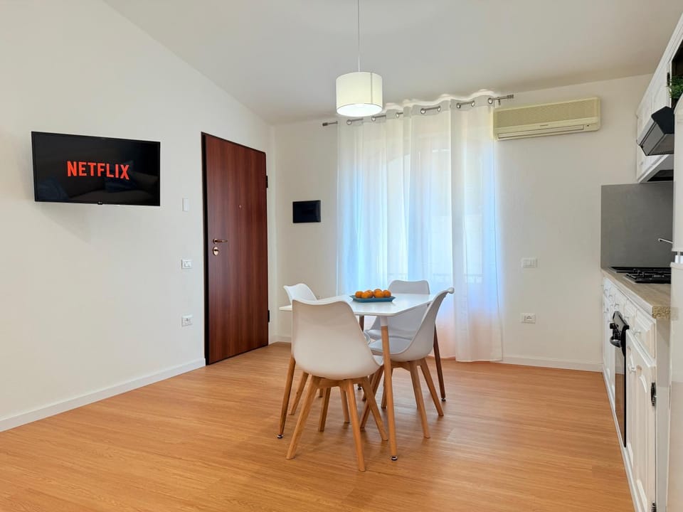 Communal lounge/ TV room, TV and multimedia, Kitchen or kitchenette, Dining area, Evening entertainment, air conditioner