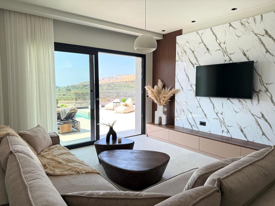 TV and multimedia, Living room, Seating area, Mountain view