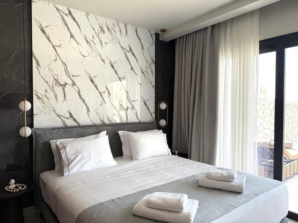 Bed, Photo of the whole room, Bedroom, towels