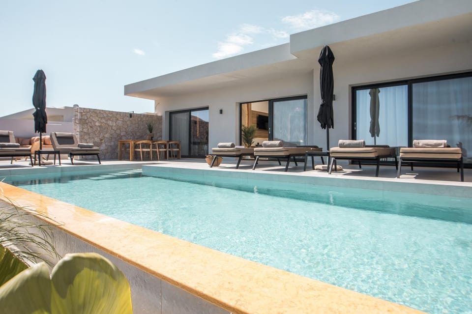 Day, Swimming pool, sunbed