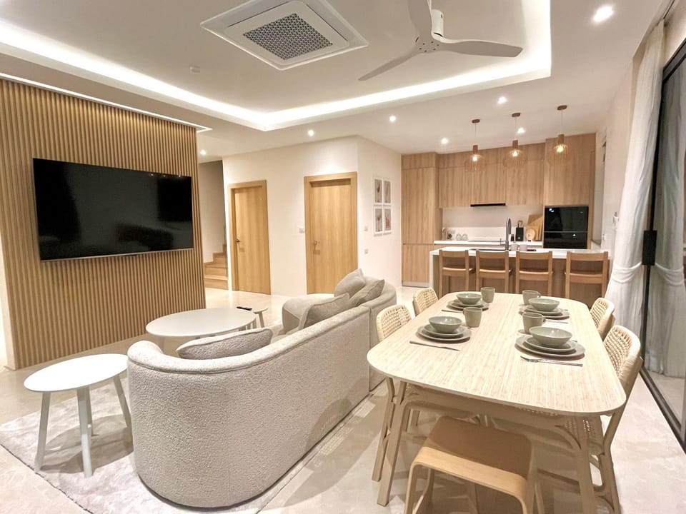 TV and multimedia, Kitchen or kitchenette, Living room, Seating area, Dining area, air conditioner