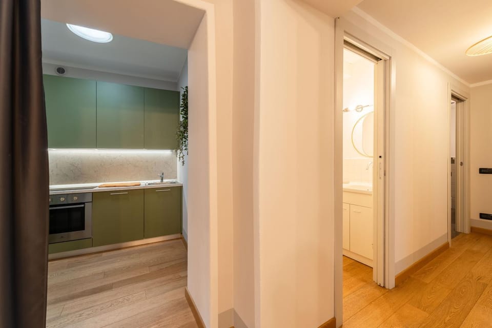 Bathroom, Kitchen or kitchenette, wardrobe