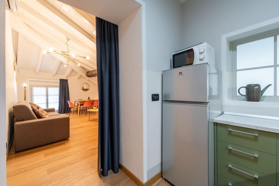 TV and multimedia, Kitchen or kitchenette, Living room, Seating area, oven