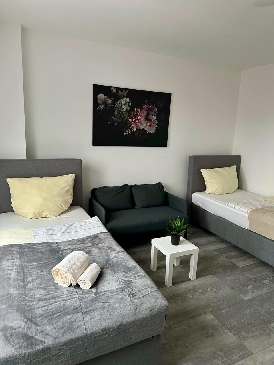 Bed, Photo of the whole room, Seating area