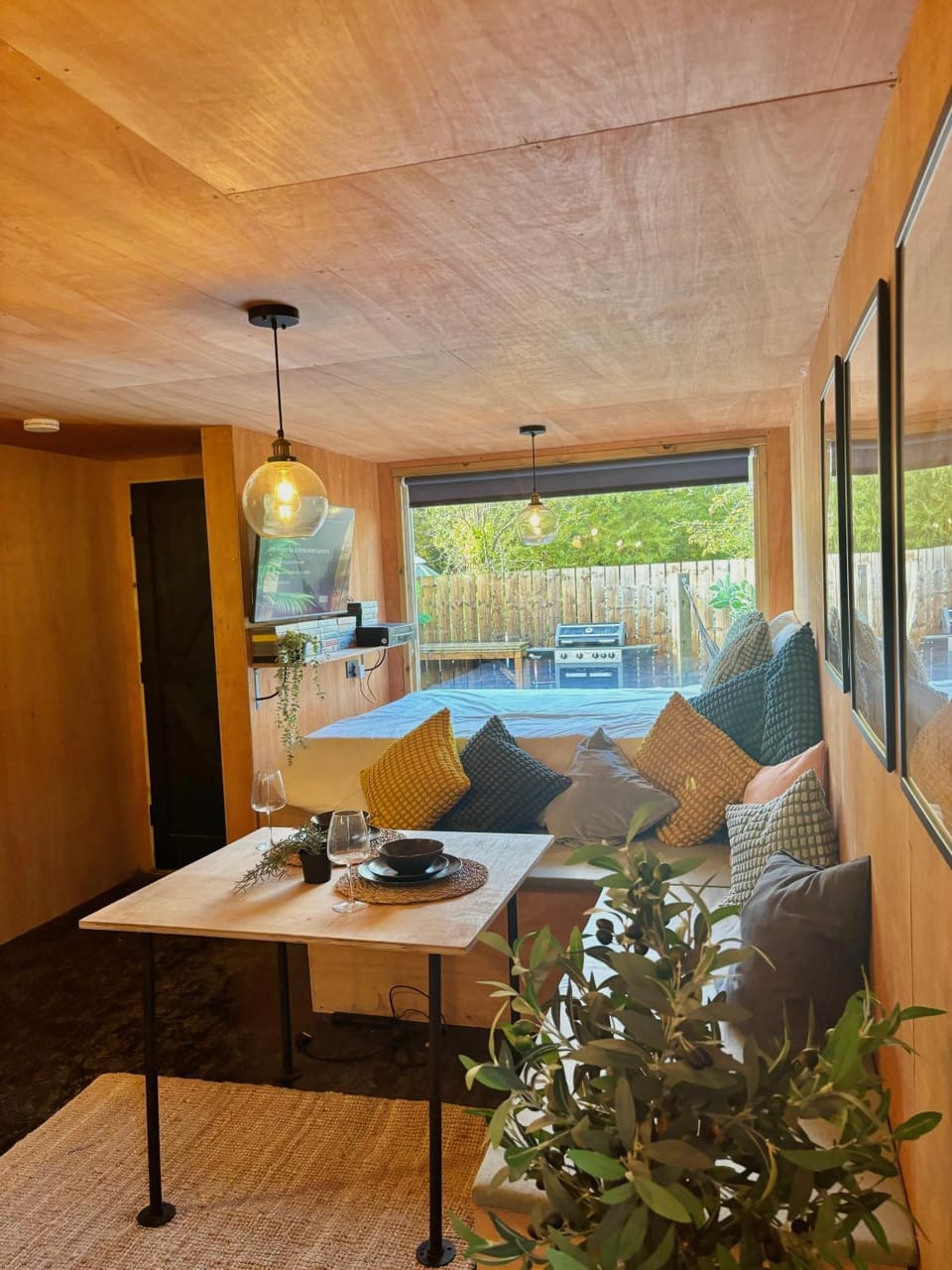 The Pinewood Cabin With Firepit & BBQ Cabin in Ringwood