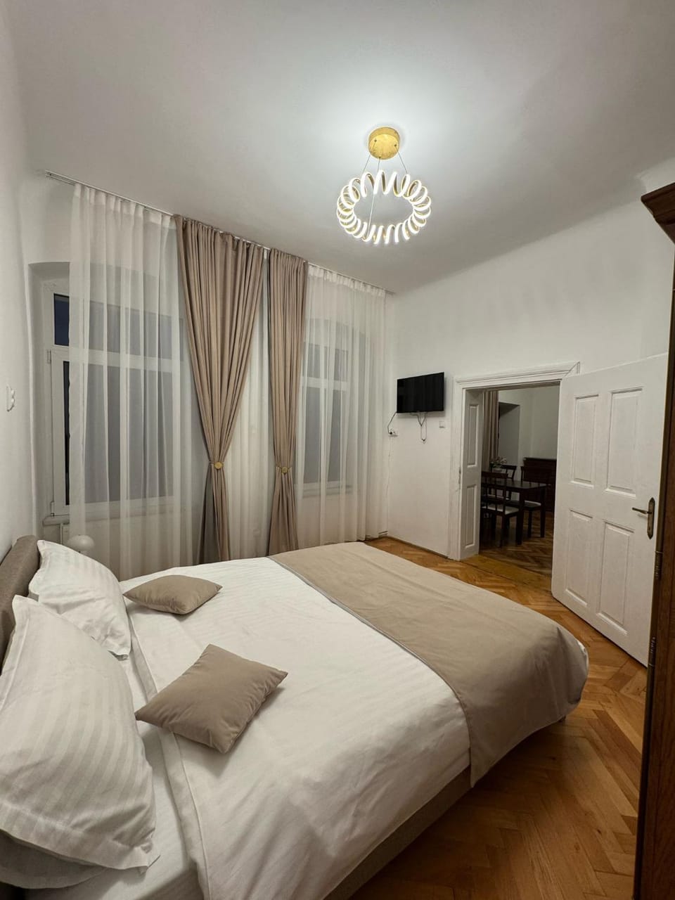 Bed, TV and multimedia, Bedroom