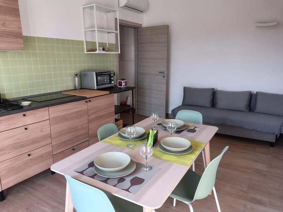 Coffee/tea facilities, Kitchen or kitchenette, Living room, Food and drinks, Seating area, Dining area, Food, minibar, stove