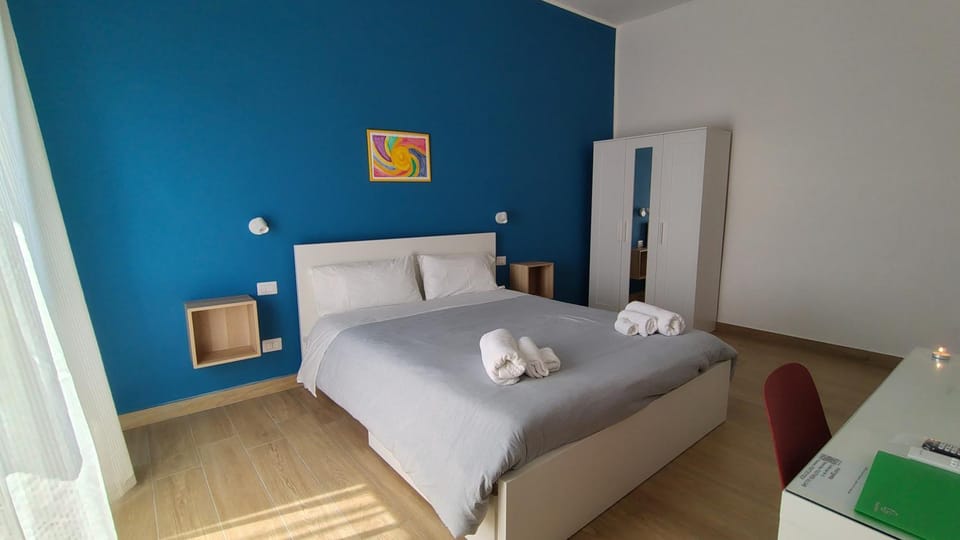 Shower, Bed, Photo of the whole room, Bedroom, bidet, towels