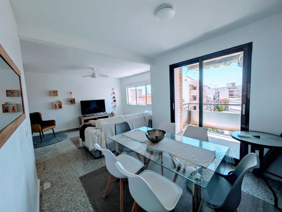 Communal lounge/ TV room, TV and multimedia, Living room, Dining area, City view, Mountain view