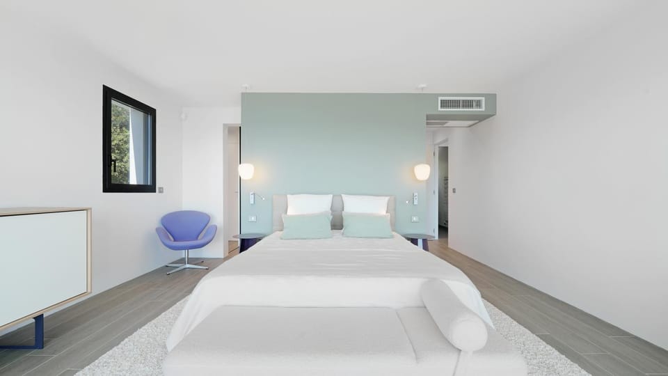 Photo of the whole room, Bedroom, air conditioner