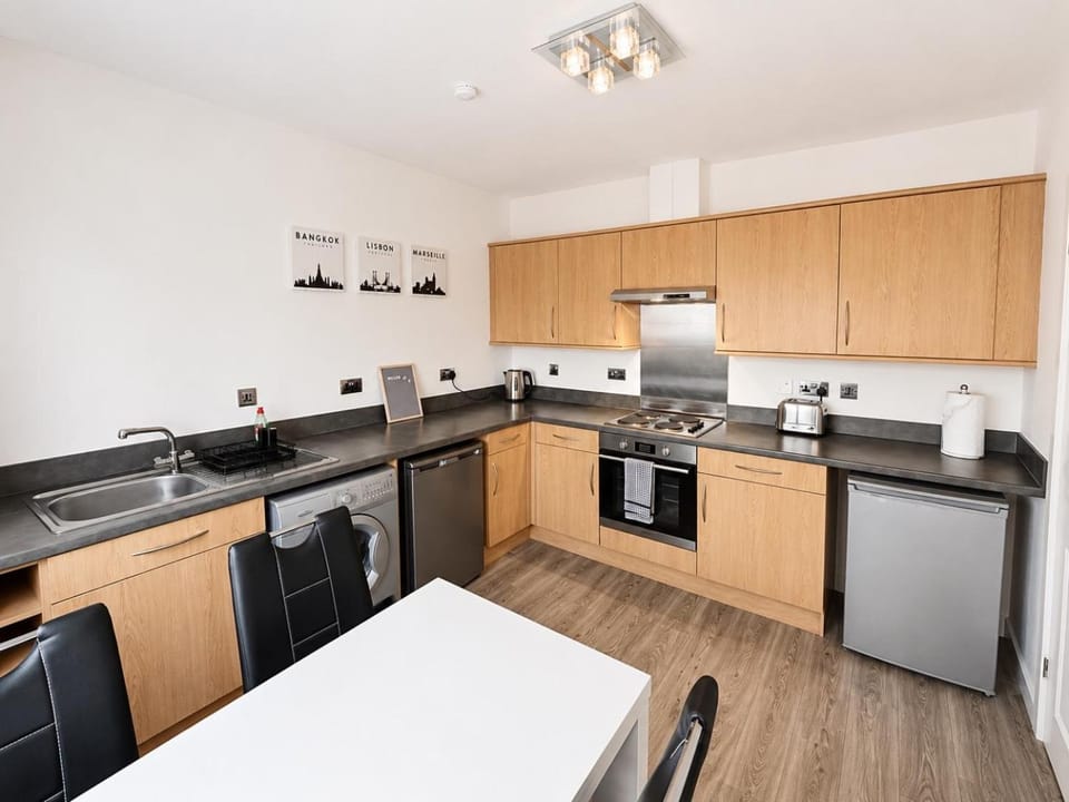 Modern 2BR Glasgow Apartment With 2 Bathrooms & Free Parking Apartment in Glasgow