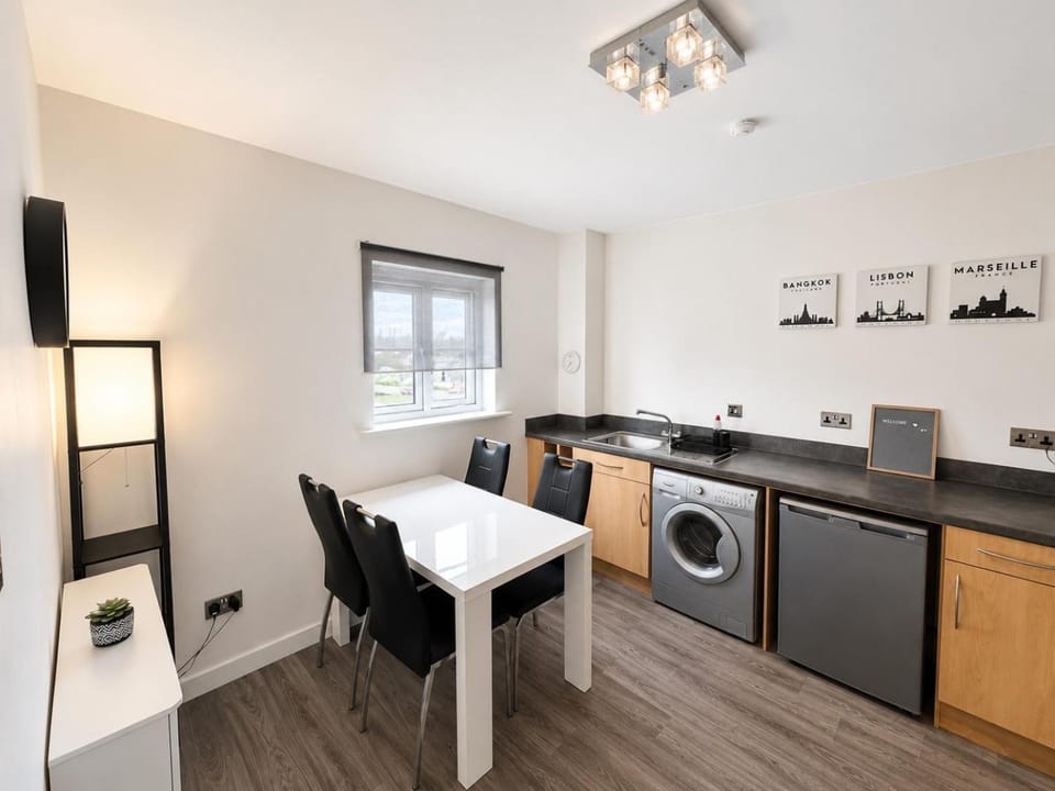 Modern 2BR Glasgow Apartment With 2 Bathrooms & Free Parking Apartment in Glasgow