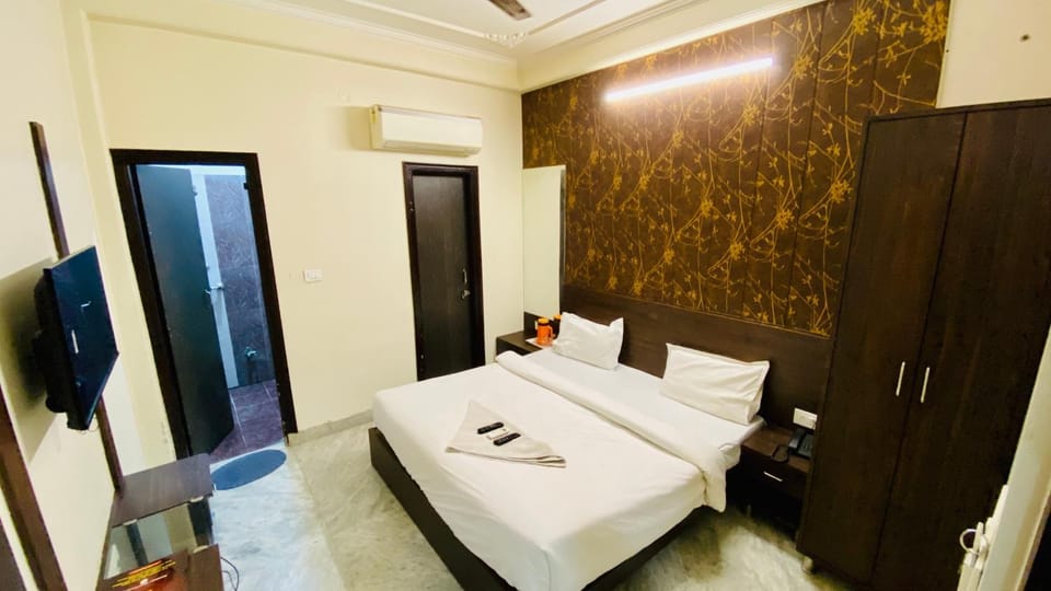 Bed, TV and multimedia, Photo of the whole room, Bedroom, towels, wardrobe, air conditioner