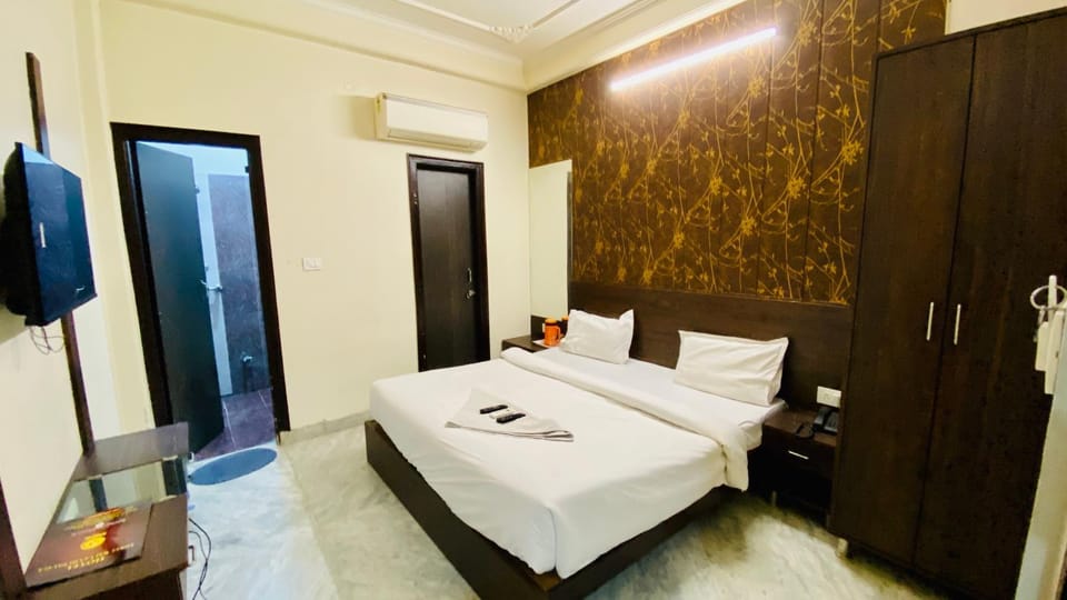 Bed, TV and multimedia, Photo of the whole room, Bedroom, towels, wardrobe, air conditioner