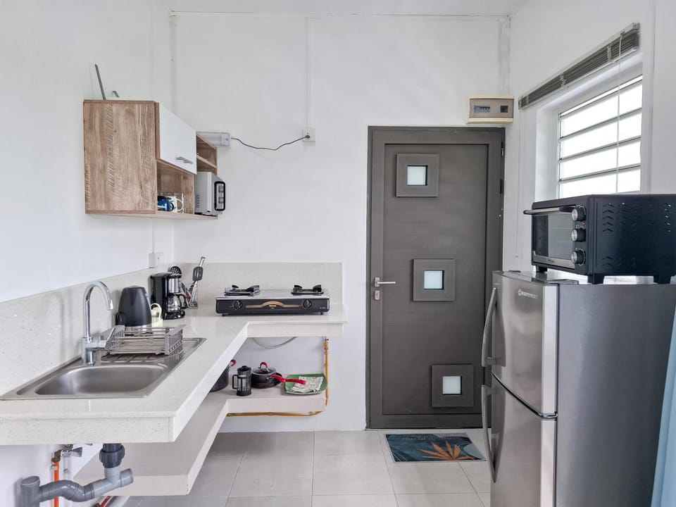 Coffee/tea facilities, Kitchen or kitchenette, oven, stove