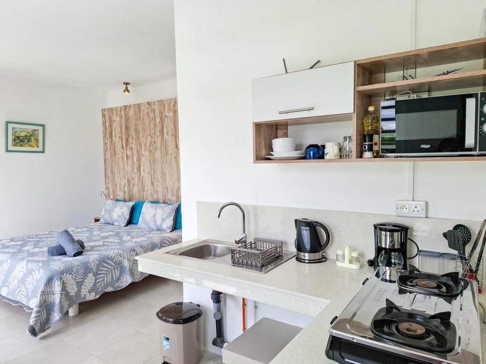 Bed, Coffee/tea facilities, Kitchen or kitchenette, Photo of the whole room, Bedroom