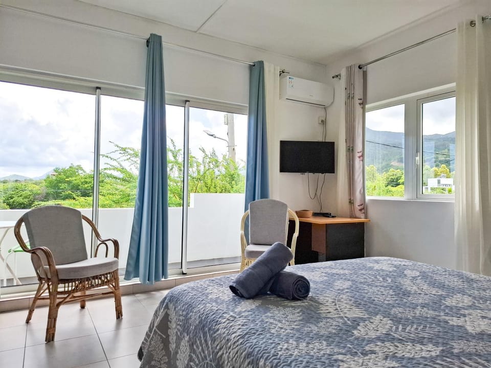 Bed, Natural landscape, TV and multimedia, View (from property/room), Balcony/Terrace, Bedroom, towels, air conditioner