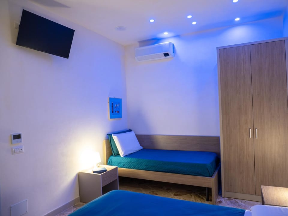 Bed, TV and multimedia, Photo of the whole room, Bedroom, wardrobe, air conditioner